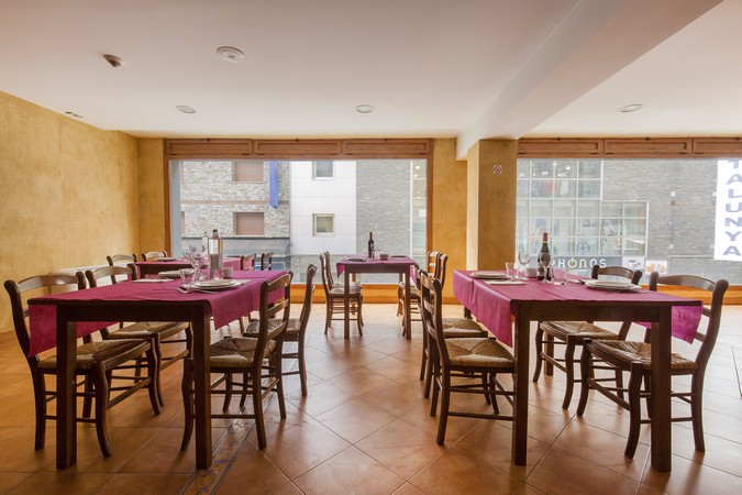 Bord och stolar i restaurangen på Catalunya Ski